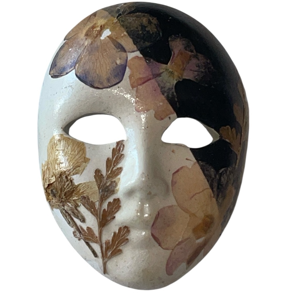 Mask Pin Leaf Motive